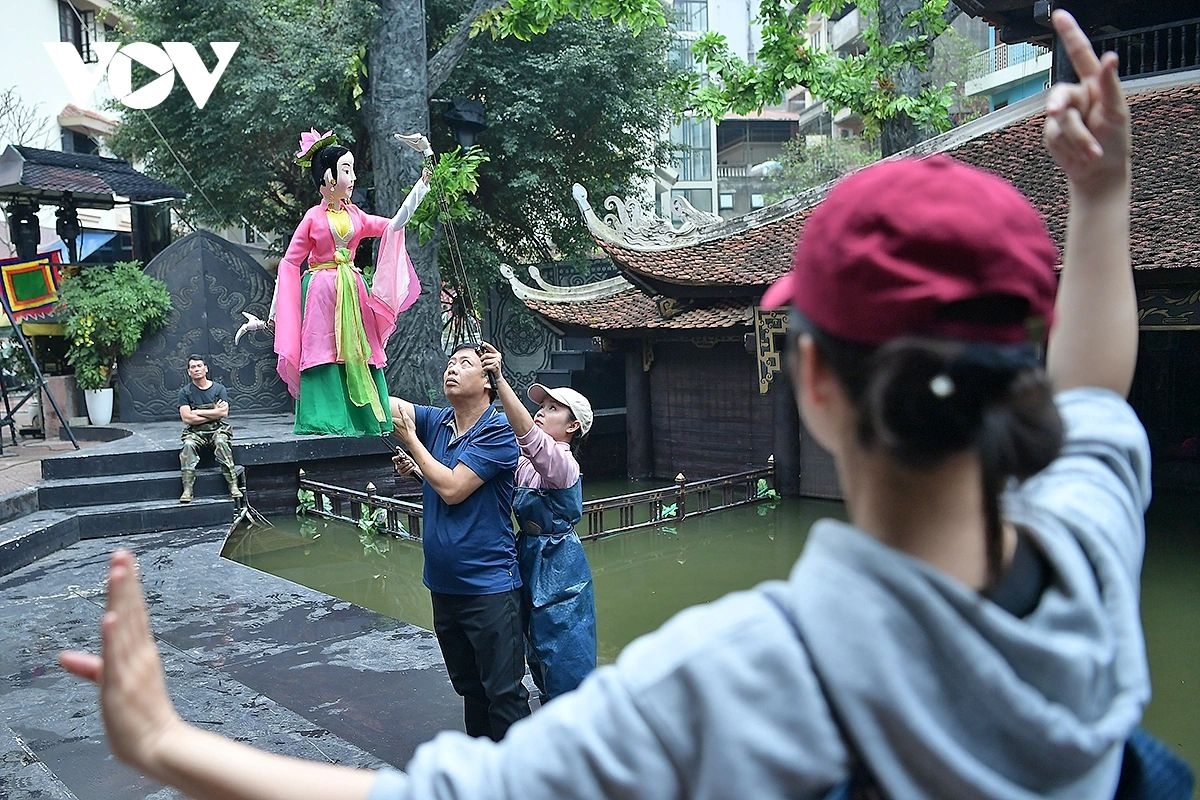 dancing on water a new experiment by puppet performers picture 16