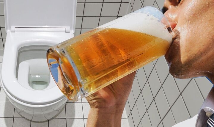 vi sao uong ca chuc lon bia de hon uong vai chai nuoc loc hinh anh 2