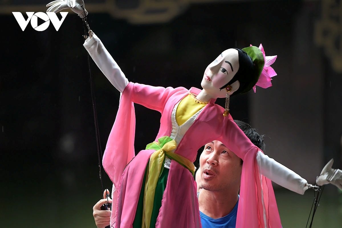 dancing on water a new experiment by puppet performers picture 17