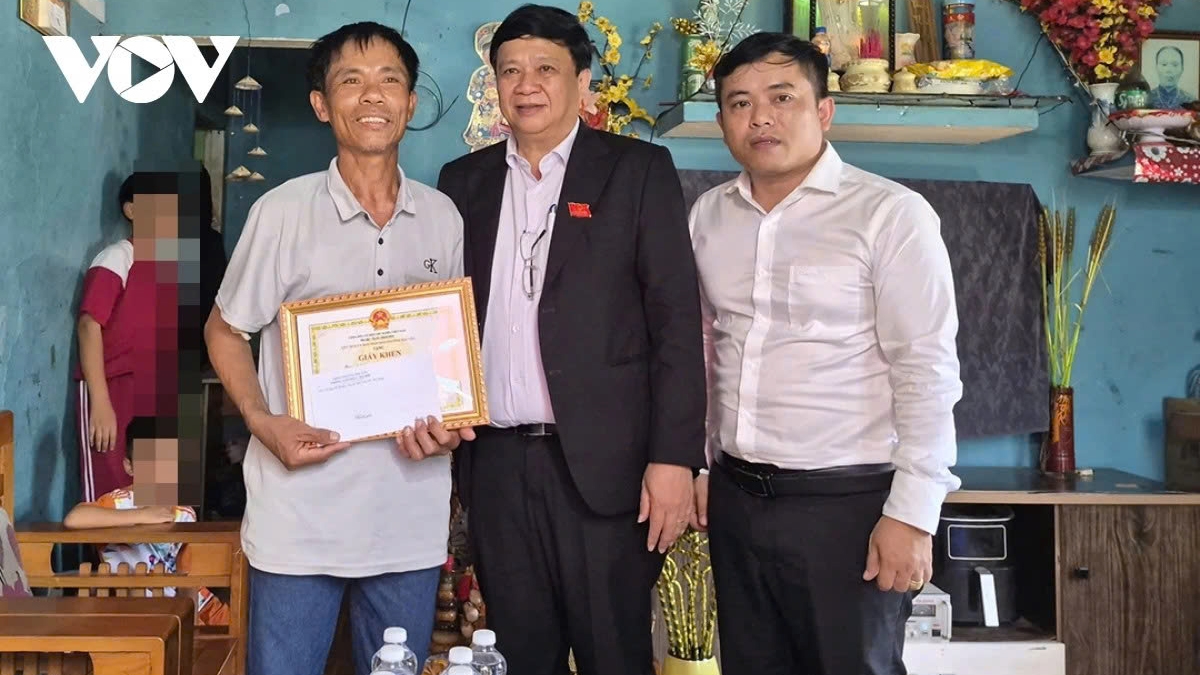 Biểu dương người đàn ông dũng cảm cứu 2 em nhỏ bị đuối nước ở Đà Nẵng