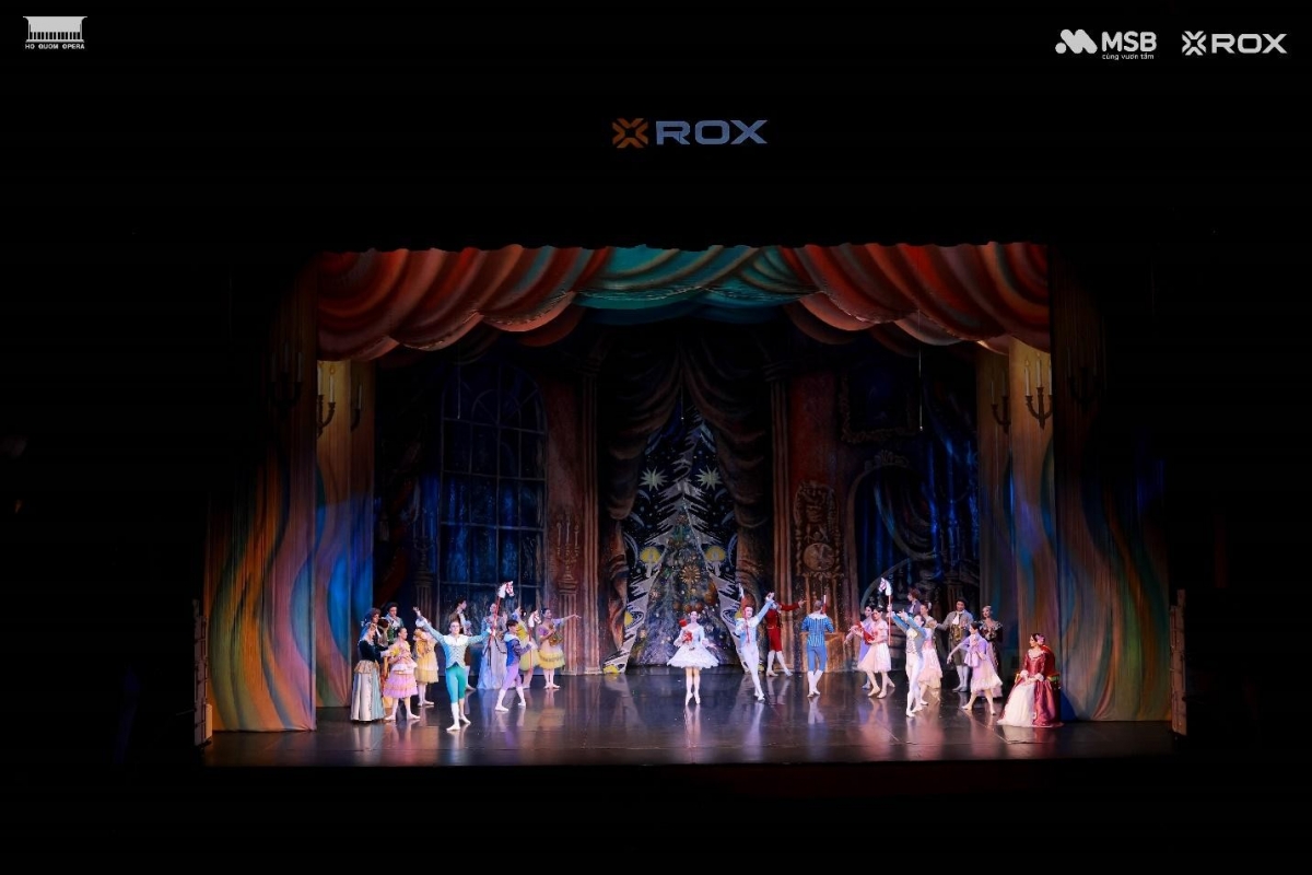 the gioi co tich ruc ro cua kep hat de tren san khau nha hat ho guom hinh anh 1