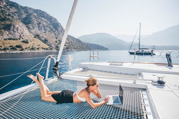 cong viec khong can bang cap giup co gai du lich mien phi, 24 tuoi da mua nha hinh anh 2