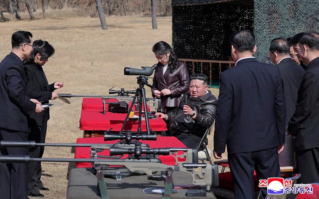 hinh anh cha con lanh tu trieu tien kim jong un ngam ban sung ban tia hien dai hinh anh 4