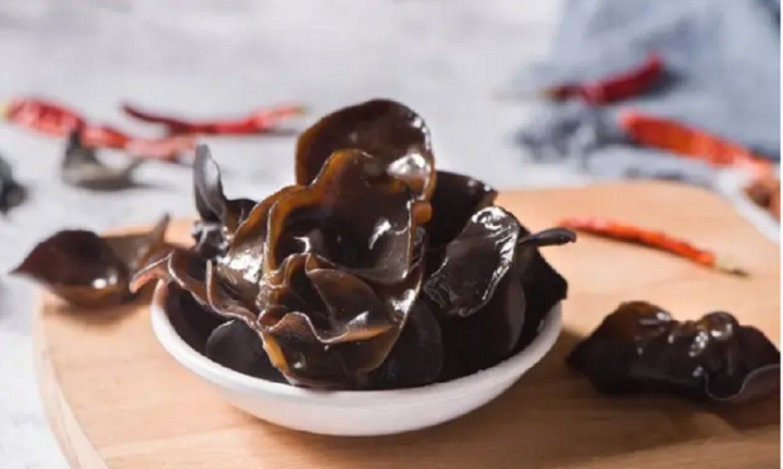 chi ngam moc nhi trong nuoc, coi chung ban dang an phai trung con trung hinh anh 3