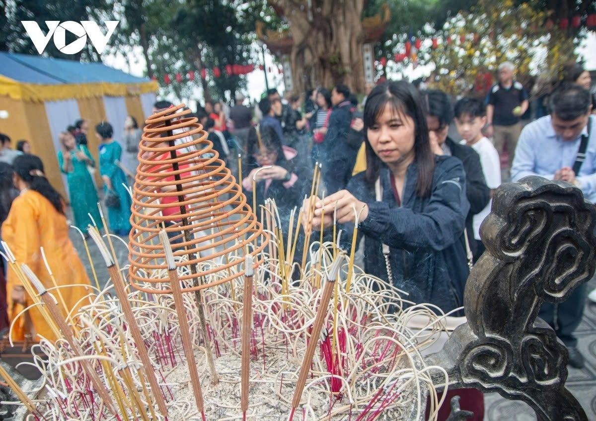 crowds gather at hanoi temples, pagodas for first full moon festival prayers picture 2