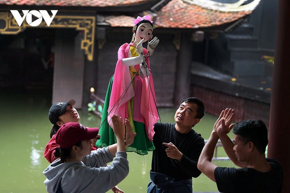 dancing on water a new experiment by puppet performers picture 2