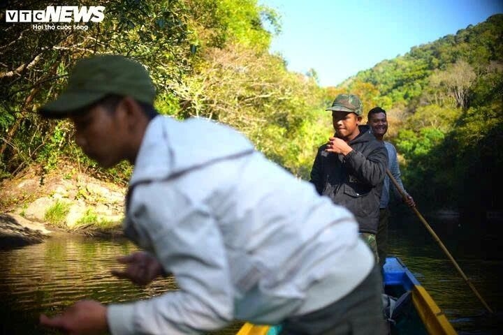 spring hunt k ho people brace cold streams for legendary fish picture 2