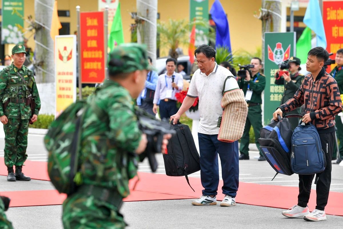 sniffer dogs assist border guard forces in anti-drug operation picture 2