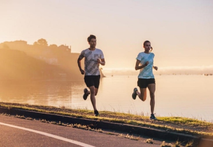 chay 30 phut buoi sang hay di bo 60 phut buoi toi tot cho suc khoe hon hinh anh 1