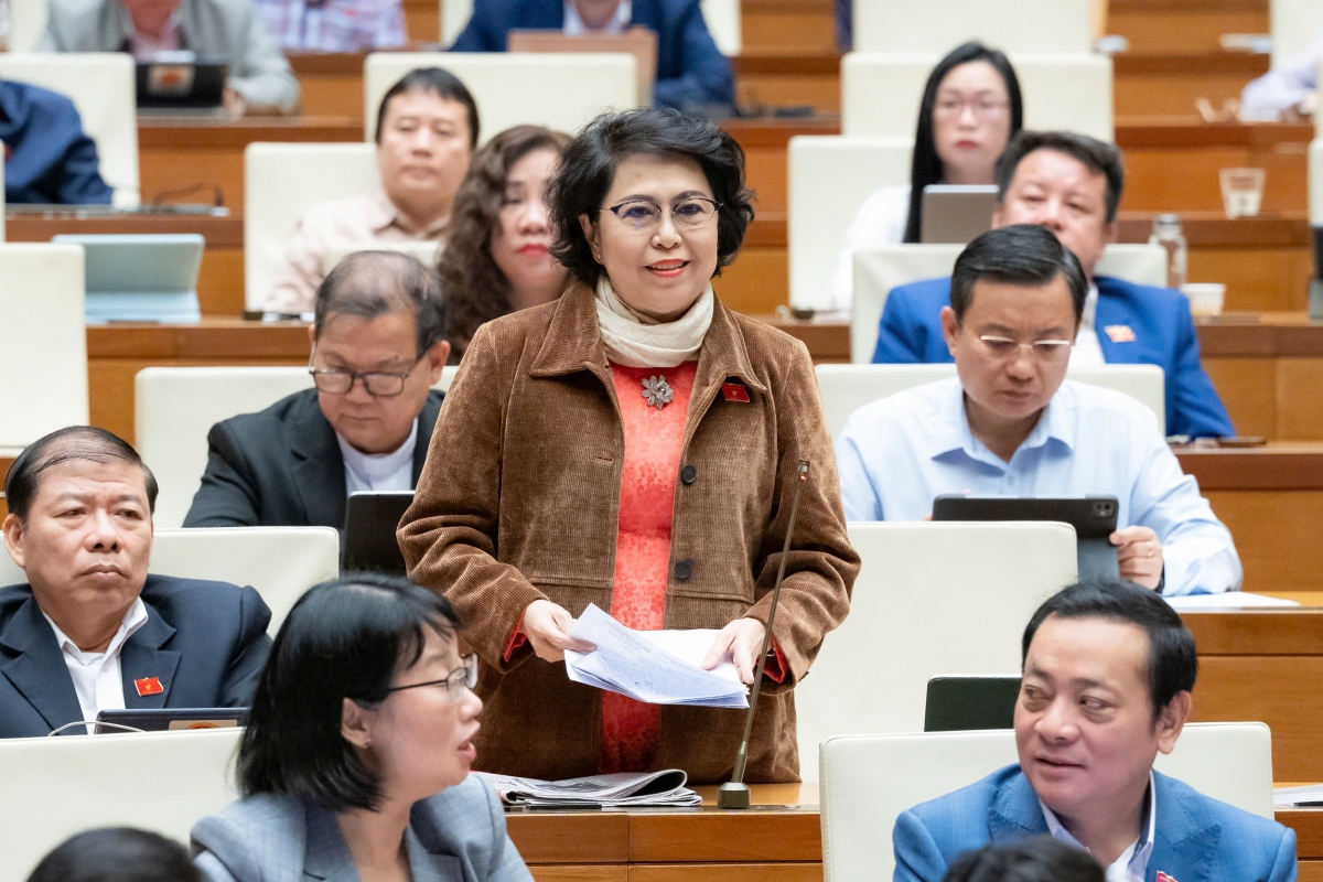 Phụ nữ hãy tự tin thể hiện mình, thay vì chờ người khác giới thiệu