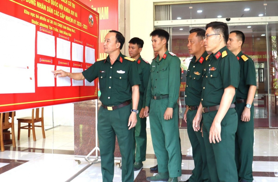 can bo, chien si quan khu 7 huong ve ngay bau cu voi niem tin va trach nhiem hinh anh 2
