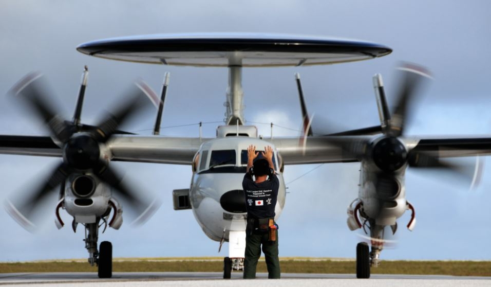 my tung mat than hawkeye ap sat trung Dong, doi pho uav va ten lua iran hinh anh 1