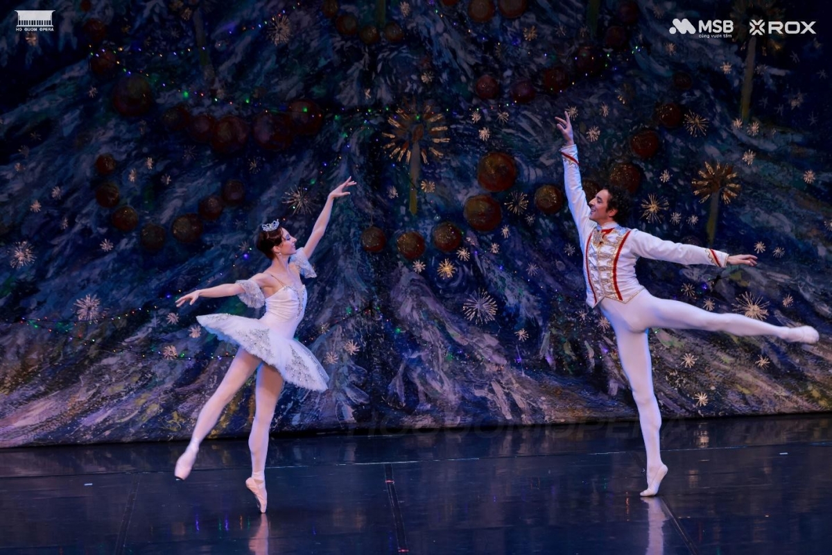 the gioi co tich ruc ro cua kep hat de tren san khau nha hat ho guom hinh anh 2