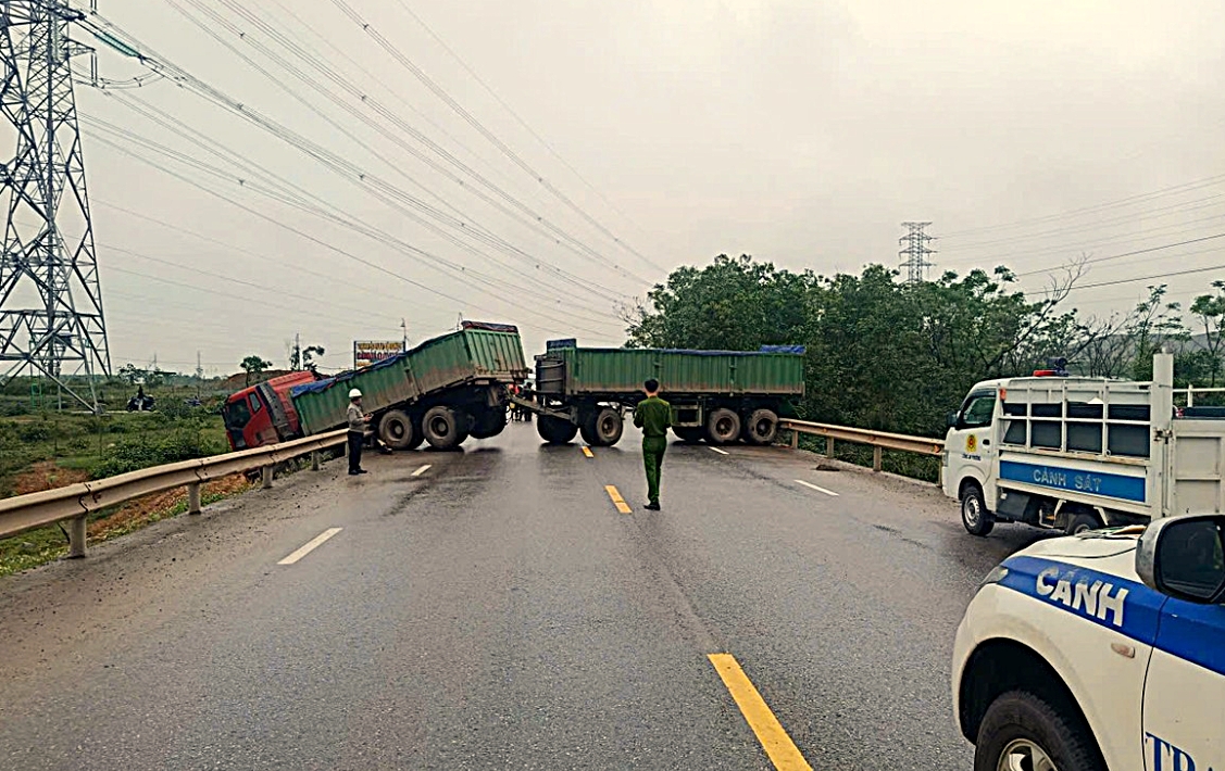 2 phụ nữ tử vong sau cú va chạm giữa xe đầu kéo và xe máy