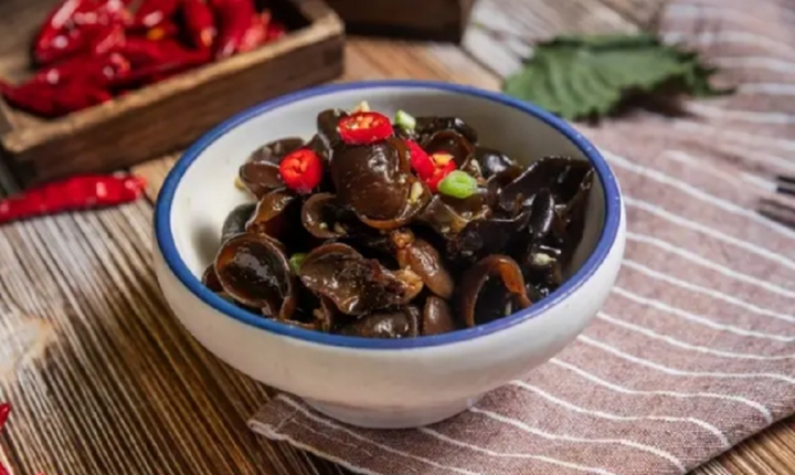 Chỉ ngâm mộc nhĩ trong nước, coi chừng bạn đang ăn phải trứng côn trùng