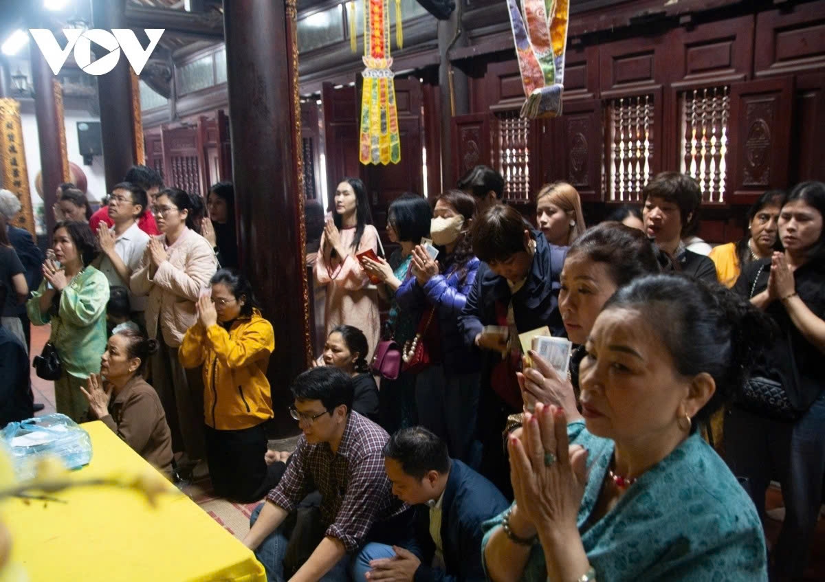 crowds gather at hanoi temples, pagodas for first full moon festival prayers picture 3