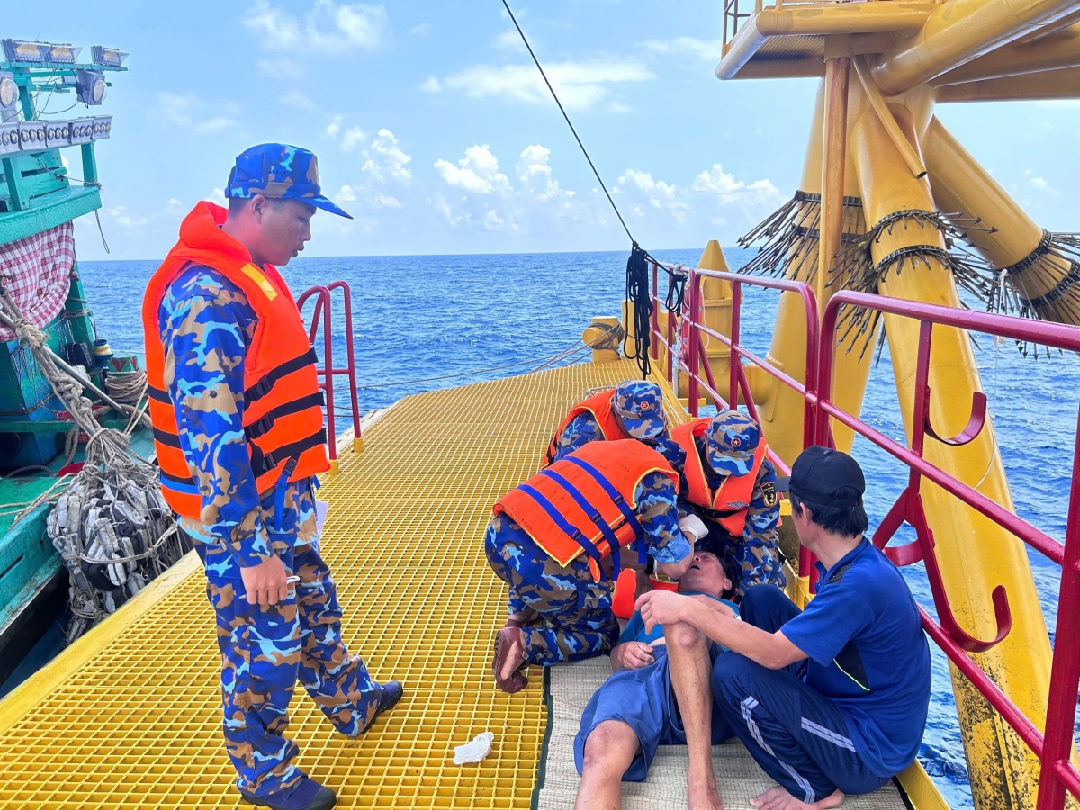 Nhà giàn DK1/11 cấp cứu kịp thời ngư dân nghi tai biến trên biển