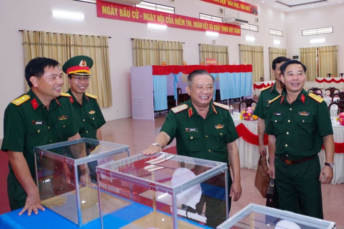 can bo, chien si quan khu 7 huong ve ngay bau cu voi niem tin va trach nhiem hinh anh 1
