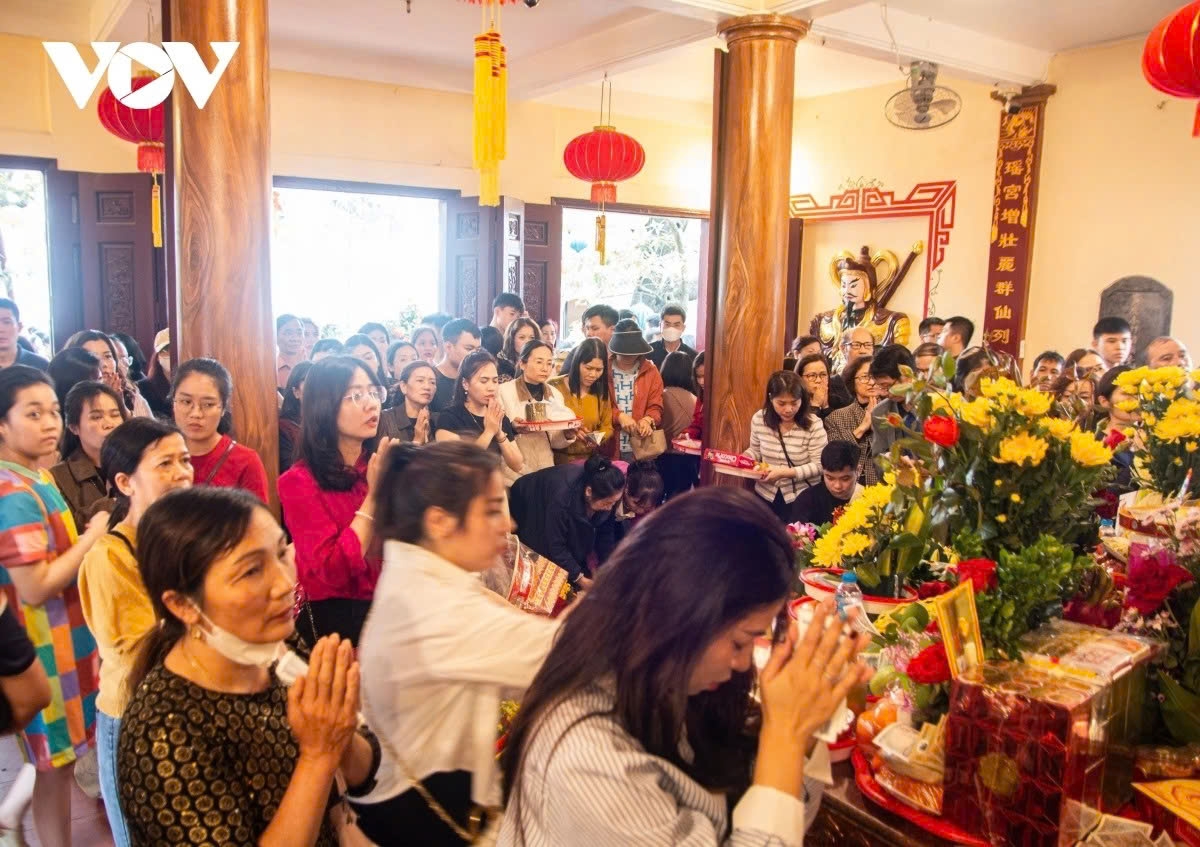 crowds gather at hanoi temples, pagodas for first full moon festival prayers picture 4