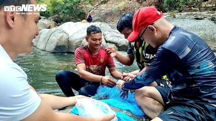 spring hunt k ho people brace cold streams for legendary fish picture 4