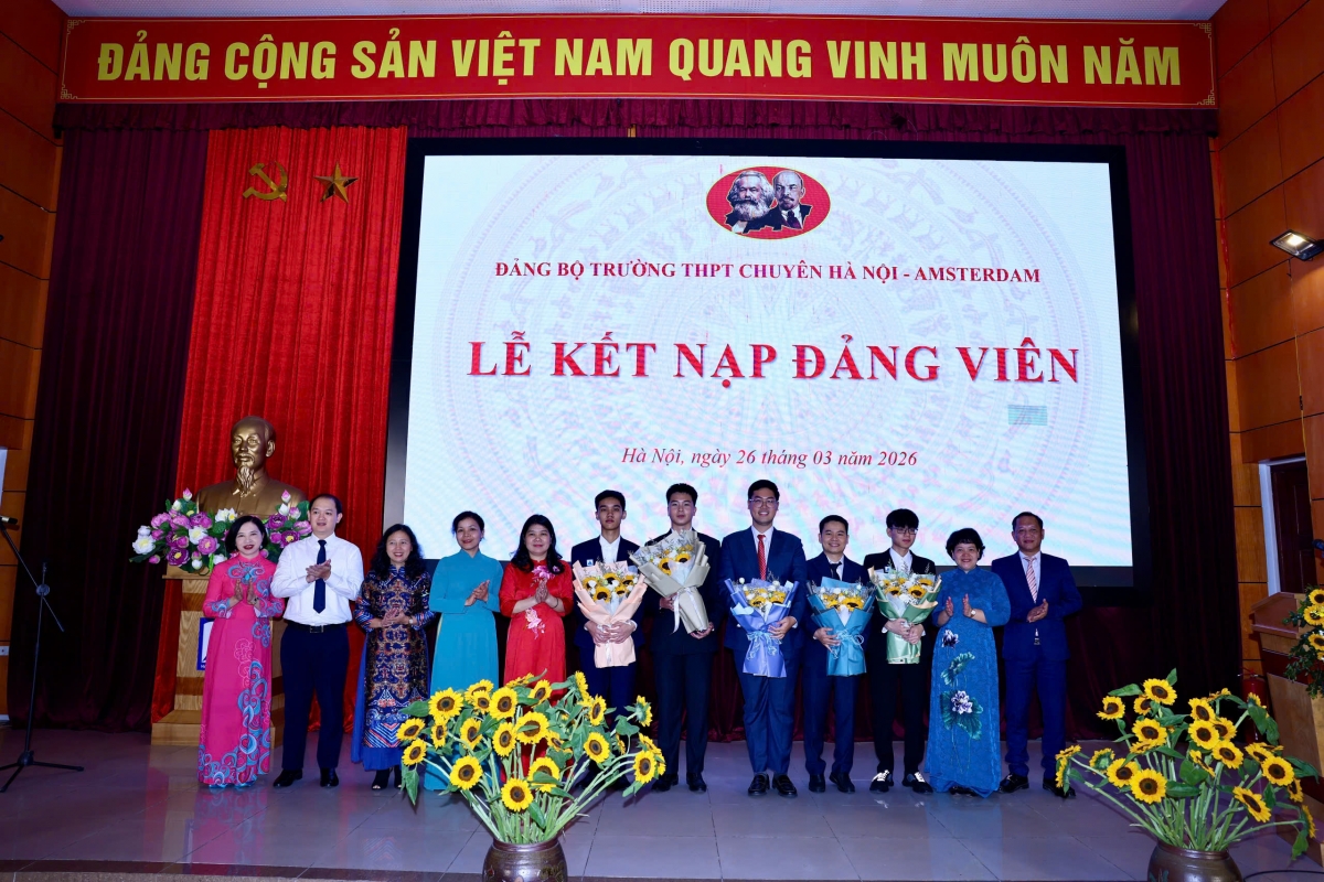 3 hoc sinh truong thpt chuyen ha noi - amsterdam duoc ket nap Dang hinh anh 5