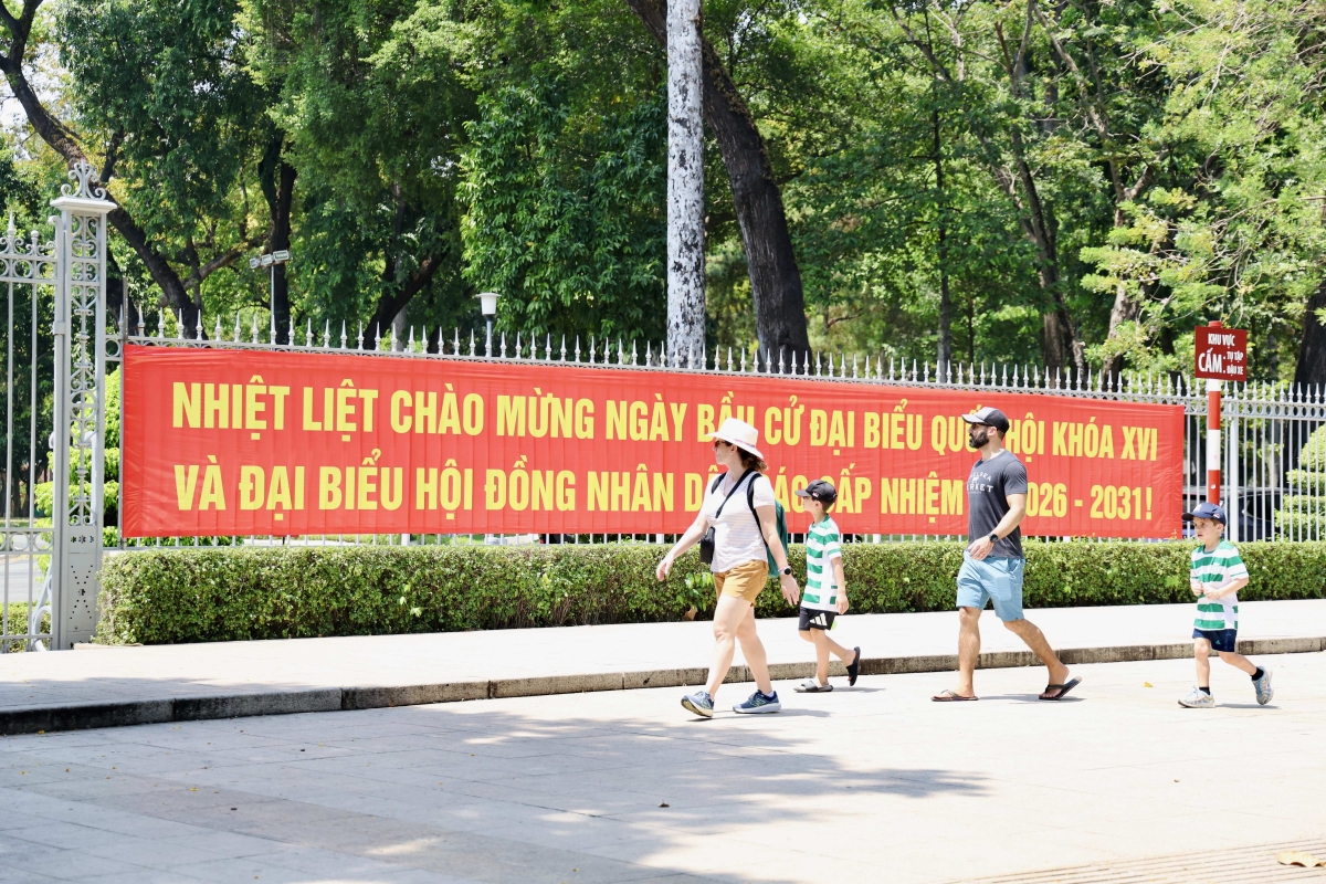 Không khí bầu cử hiện rõ khắp phố phường TP.HCM