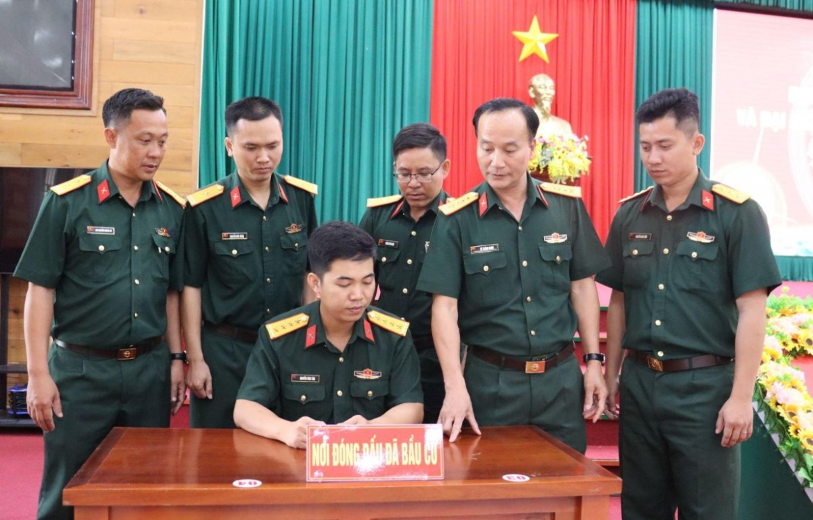 can bo, chien si quan khu 7 huong ve ngay bau cu voi niem tin va trach nhiem hinh anh 3