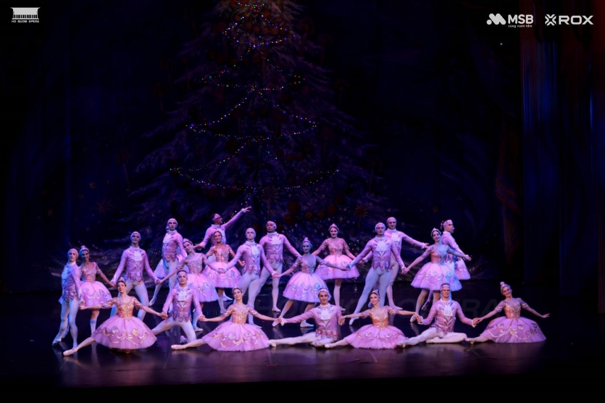 the gioi co tich ruc ro cua kep hat de tren san khau nha hat ho guom hinh anh 4