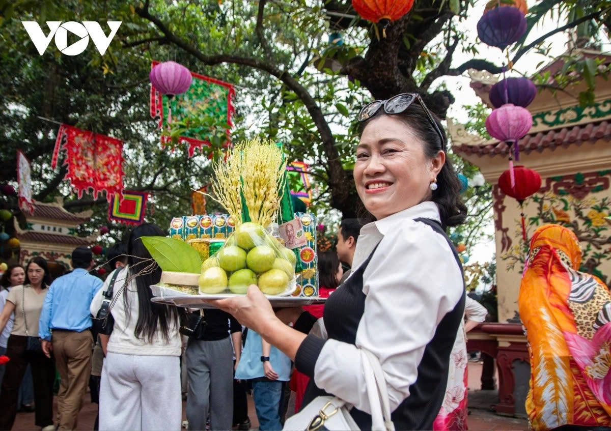 crowds gather at hanoi temples, pagodas for first full moon festival prayers picture 5