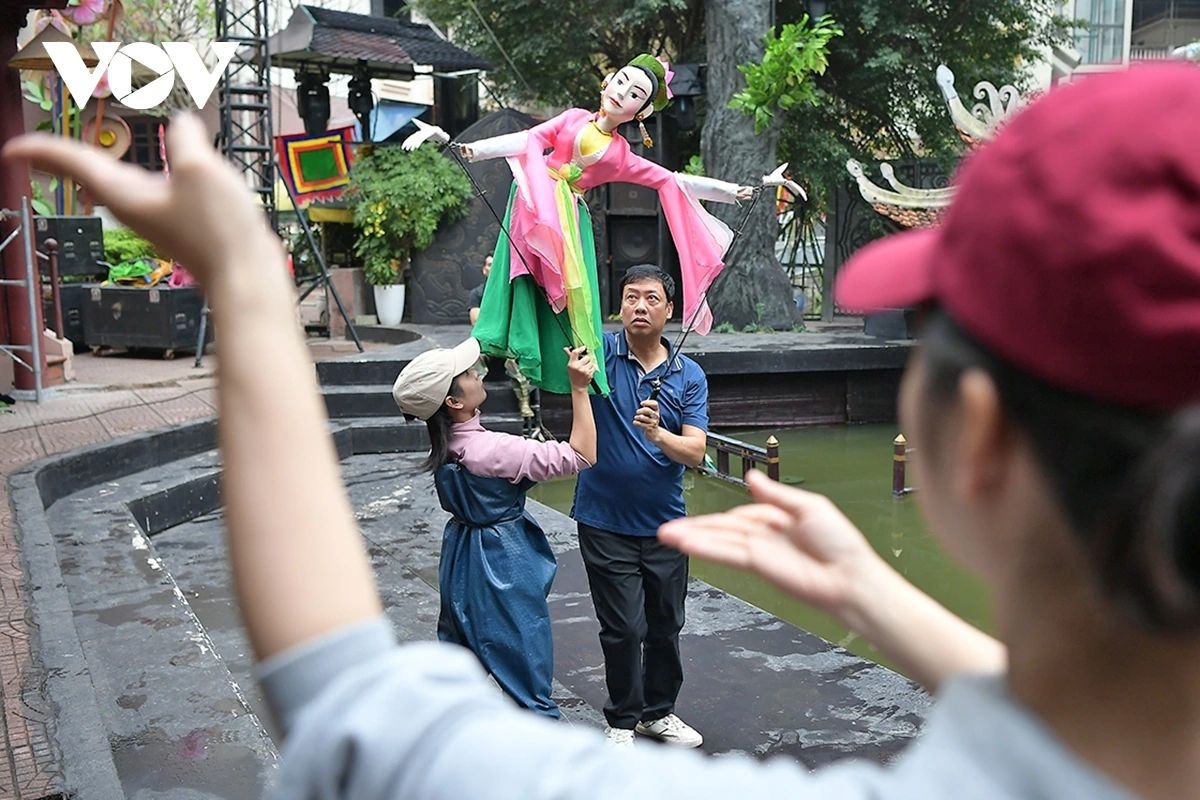 dancing on water a new experiment by puppet performers picture 5