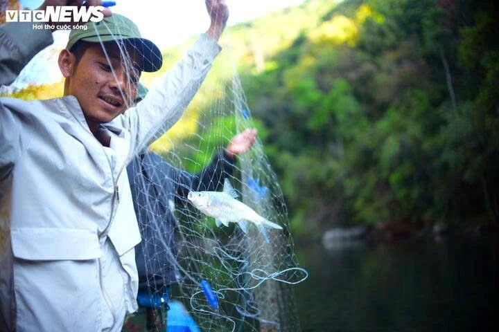 spring hunt k ho people brace cold streams for legendary fish picture 5