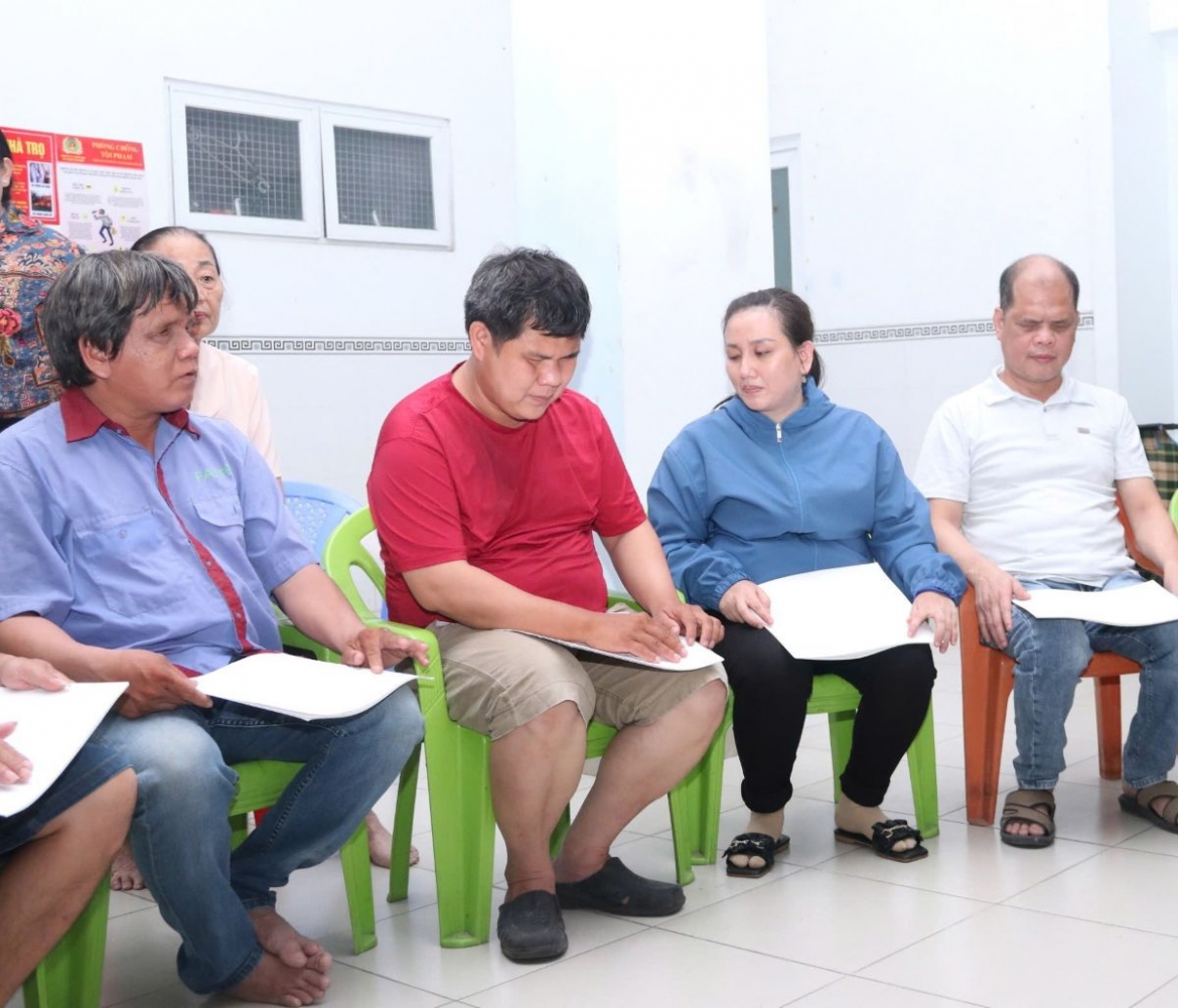 Dua thong tin bau cu den voi cu tri khiem thi hinh anh 3