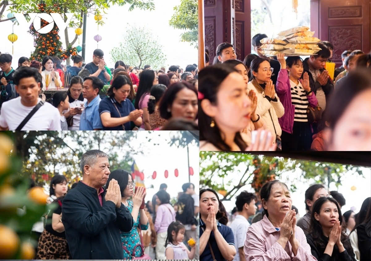 crowds gather at hanoi temples, pagodas for first full moon festival prayers picture 6