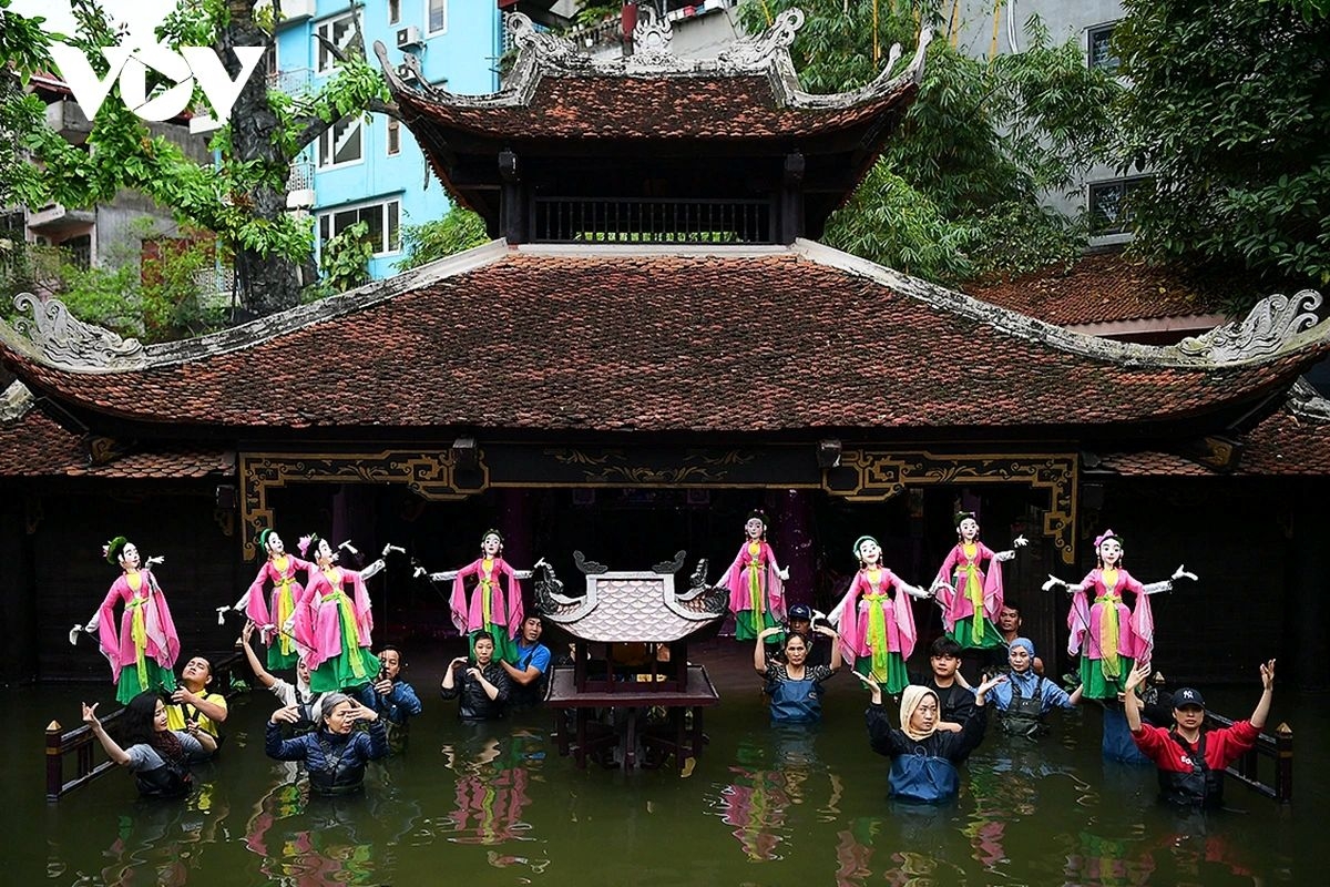 dancing on water a new experiment by puppet performers picture 6