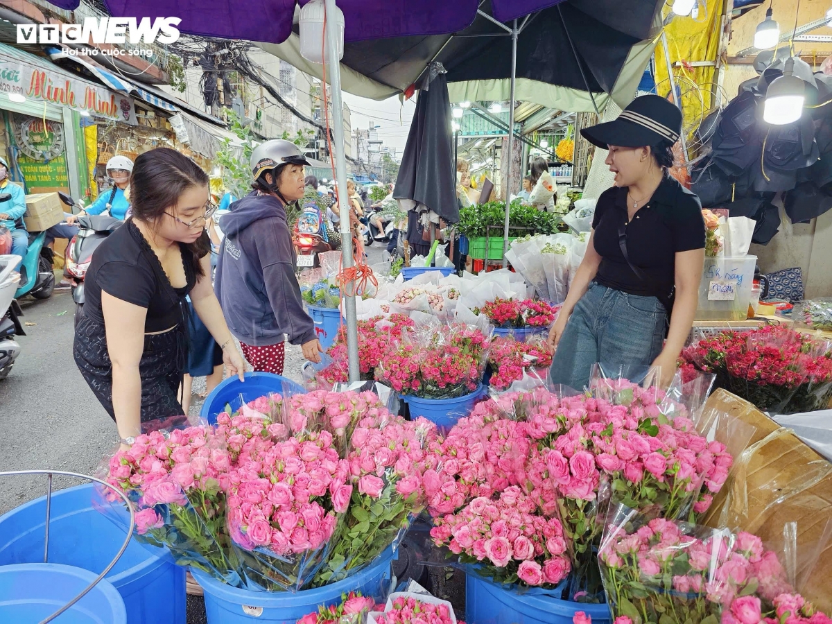 rose prices spike before march 8, traders fear unsold stock picture 6