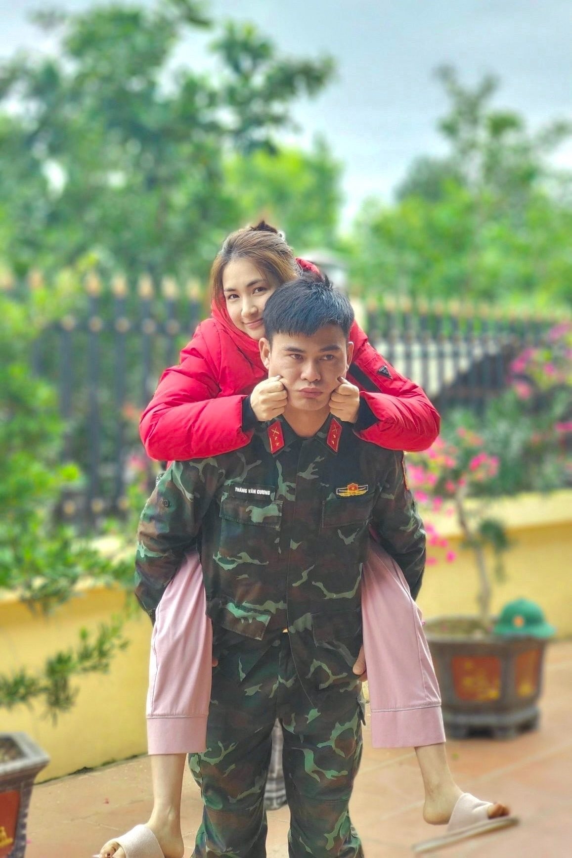 hoa minzy khen ban trai quan nhan doi cung dang yeu hinh anh 1
