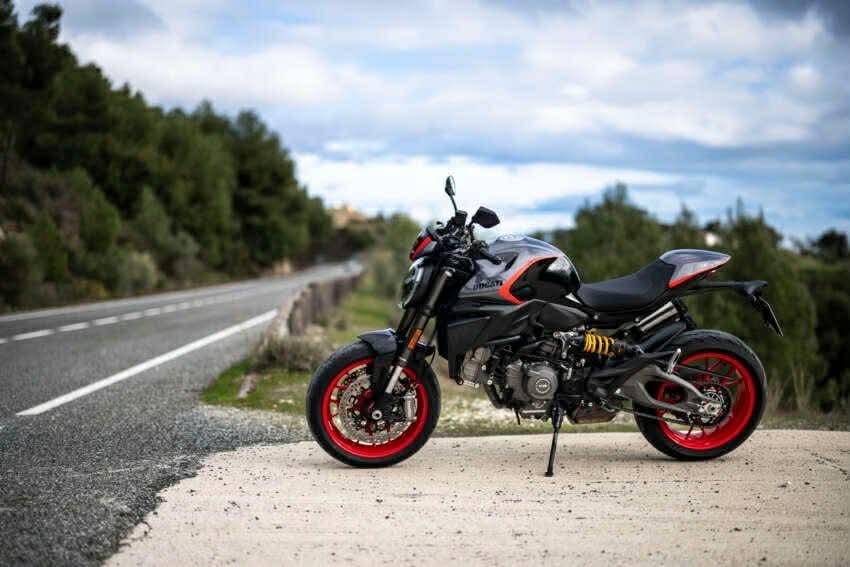 ducati monster 2026 them mau sport livery, lan dau co cruise control hinh anh 1