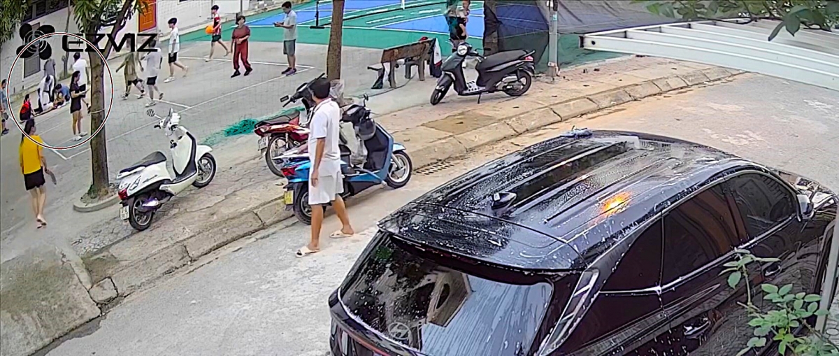 Đang dạo cùng con, bác sĩ kịp thời cứu sống người đàn ông ngã quỵ trên sân bóng