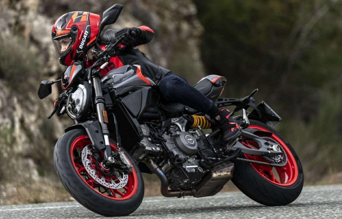 ducati monster 2026 them mau sport livery, lan dau co cruise control hinh anh 3