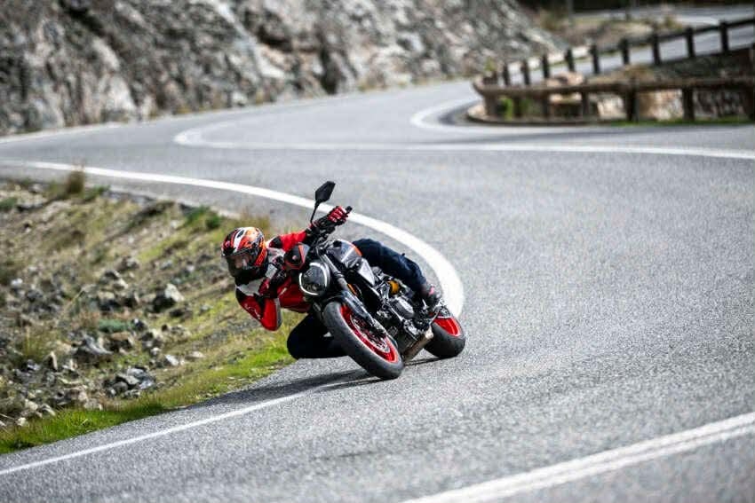 ducati monster 2026 them mau sport livery, lan dau co cruise control hinh anh 4