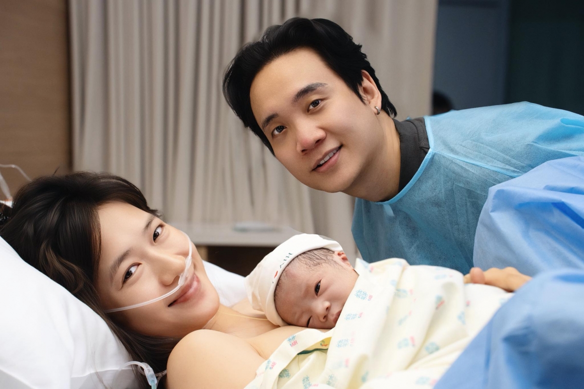 sao viet 24 3 justatee dang anh vo sinh con thu ba hinh anh 1