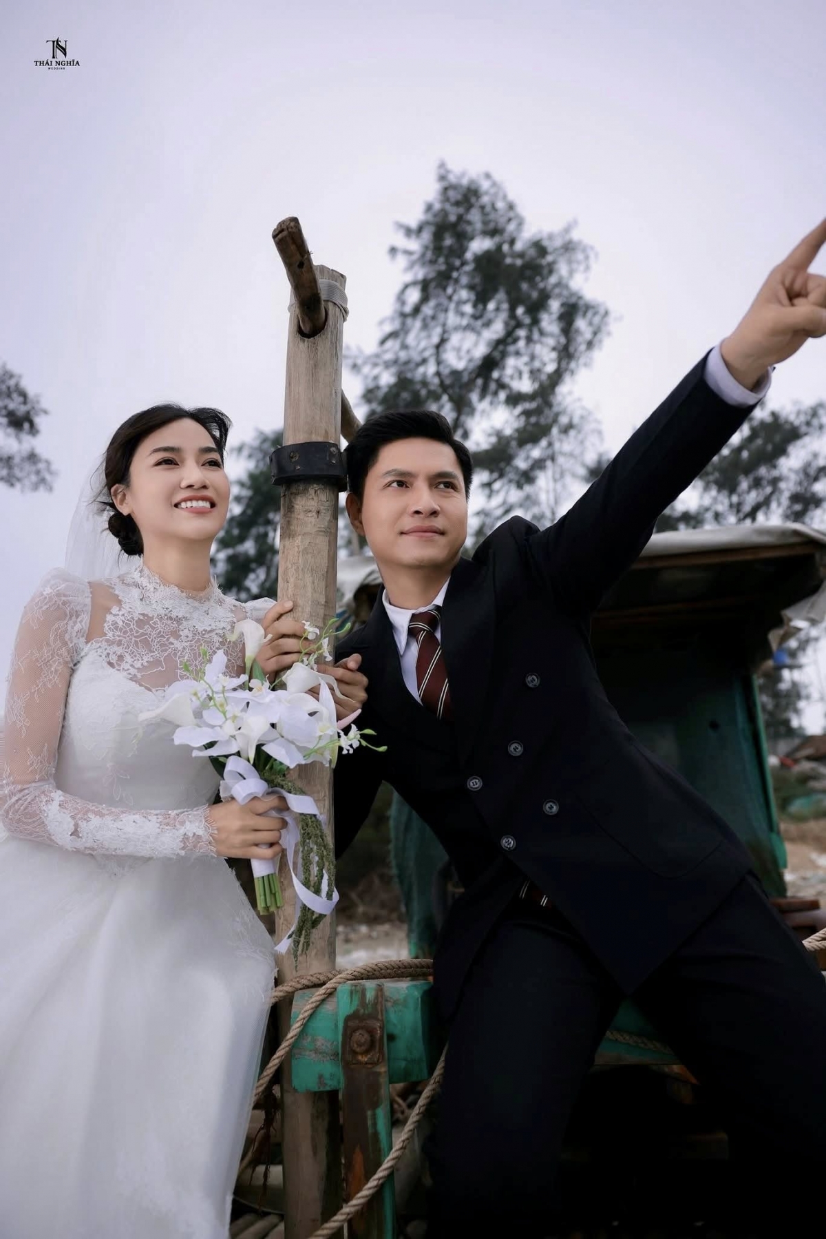 sao viet 31 3 hoa hau Y nhi cong khai khoanh khac tinh tu ben ban trai hinh anh 6