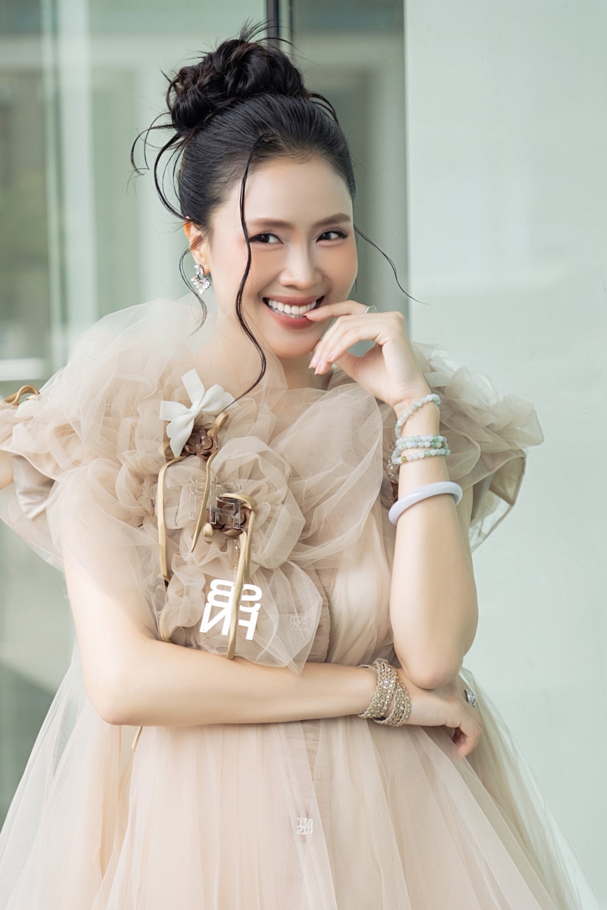 Sao Việt 26/3: Hồng Diễm khoe nhan sắc trẻ trung ở tuổi 43