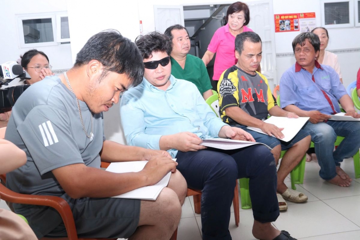Dua thong tin bau cu den voi cu tri khiem thi hinh anh 5