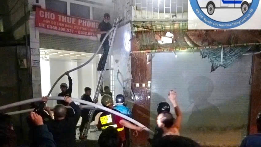 giai cuu 6 nguoi mac ket trong vu chay nha nghi 5 tang o tp.hcm hinh anh 2