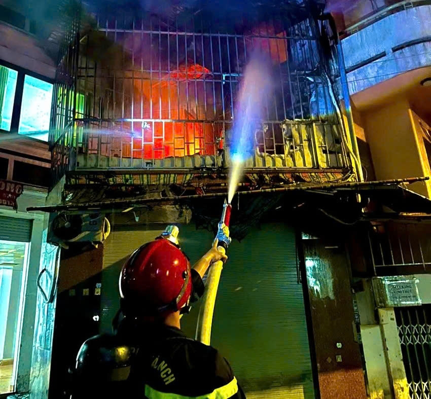 giai cuu 6 nguoi mac ket trong vu chay nha nghi 5 tang o tp.hcm hinh anh 1