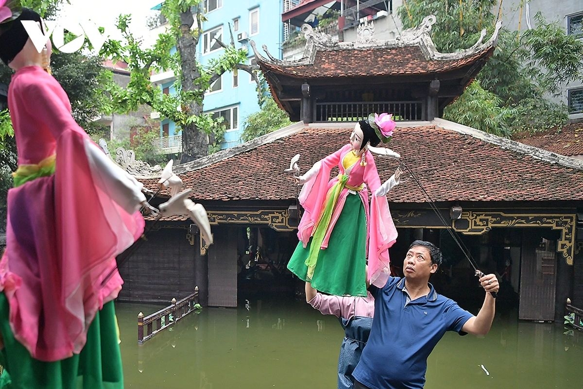 dancing on water a new experiment by puppet performers picture 7