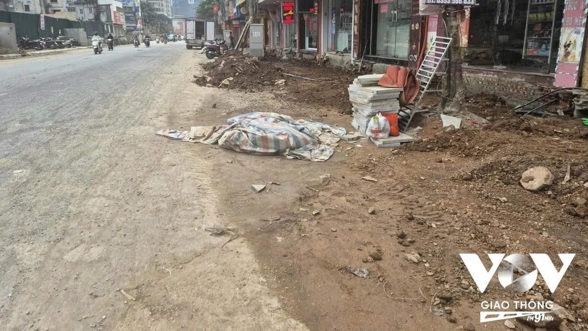 Đường Nguyễn Tuân: Dự án kéo dài, bụi mịn phủ kín đời sống người dân