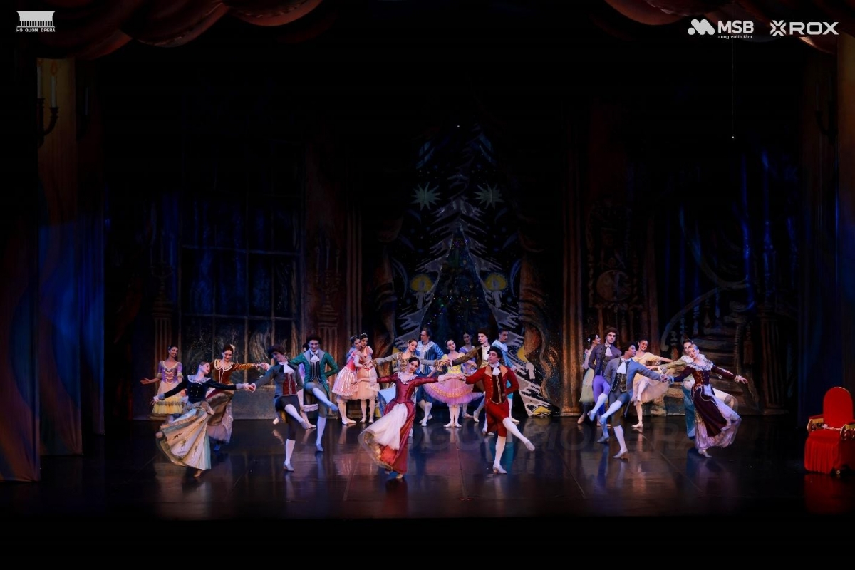 the gioi co tich ruc ro cua kep hat de tren san khau nha hat ho guom hinh anh 7