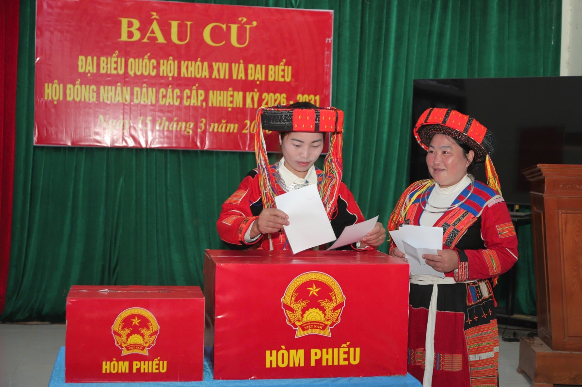 Đồng bào vùng cao Hà Giang cũ vượt núi đi bỏ phiếu mong chọn được đại biểu vì dân